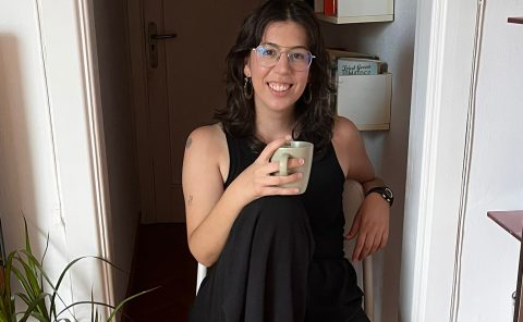 Noelia. Nutricionista especializada en Trastornos de la Conducta Alimentaria y en Antropología Médica y Salud Global. Formada bajo el enfoque de Salud en Todas las Tallas (HAES) y Alimentación Intuitiva. Integra una mirada social, cultural y emocional de la salud. Cuenta con experiencia clínica y comunitaria acompañando a personas a mejorar su relación con la comida y su cuerpo, desde el respeto y la flexibilidad.