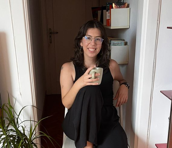 Noelia. Nutricionista especializada en Trastornos de la Conducta Alimentaria y en Antropología Médica y Salud Global. Formada bajo el enfoque de Salud en Todas las Tallas (HAES) y Alimentación Intuitiva. Integra una mirada social, cultural y emocional de la salud. Cuenta con experiencia clínica y comunitaria acompañando a personas a mejorar su relación con la comida y su cuerpo, desde el respeto y la flexibilidad.